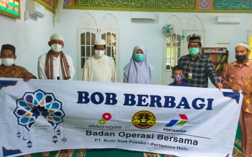 BOB Bagikan Paket Ramadhan ke Anak Yatim Piatu di Sungai Apit