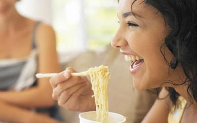 Studi: Wanita Ramping Sering Konsumsi Mi Instan