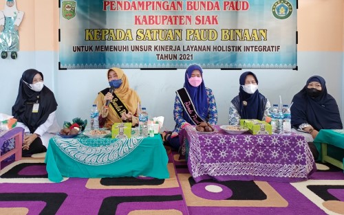 Bunda PAUD Rasidah Alfedri Kunjungi TK Dharma Bakti 