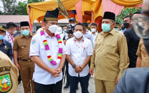 Alfedri dan Husni Dampingi Wamendes PDTT Tinjau Vaksinasi