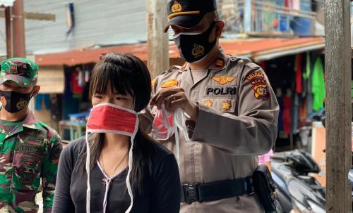 Pedagang dan Pengunjung Pasar Dapat Masker Gratis