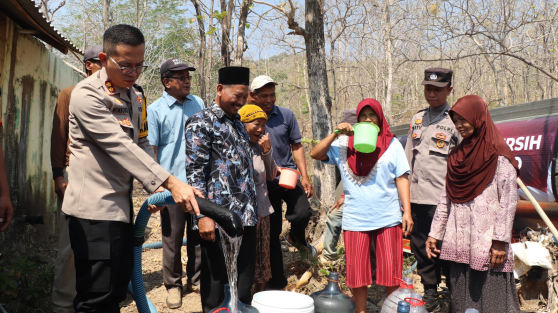 Polisi dan TNI Datangi Warga Desa Krebet di Ponorogo Saat Kemarau Panjang