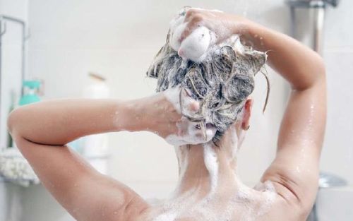 5 Kondisi yang Bikin Kamu Harus Lebih Sering Keramas