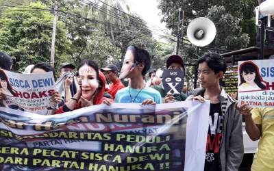 Massa Geruduk Kantor Hanura Minta Pecat Sisca Dewi