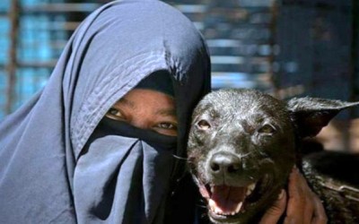 Hesti Si Wanita Bercadar yang Pelihara 11 Anjing