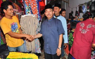 Tinjau Pasar Pinggir, Bupati Selfi dengan Pedagang