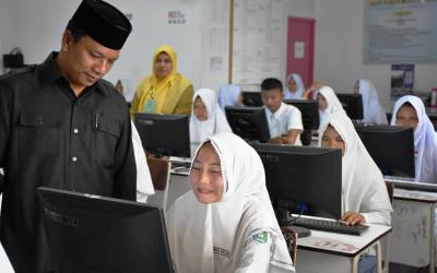 Ribuan Pelajar di Bireuen Ikuti Ujian Nasional Berbasis Komputer