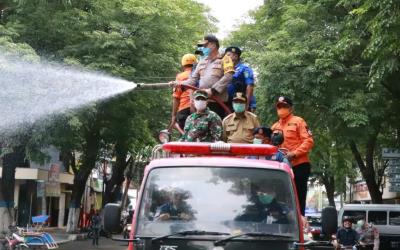 Melawan Covid-19, Kota Ponorogo Dihujani Disinfektan