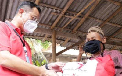 Kuli Bangunan dan Tukang Sapu Terima Sembako