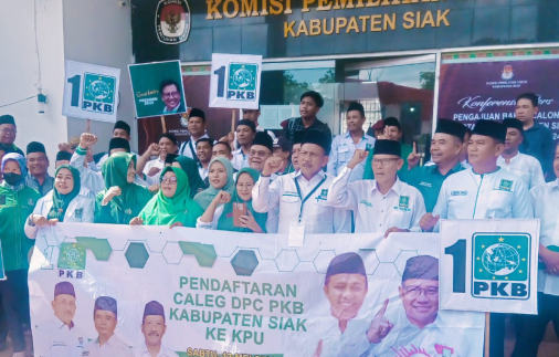 Kompang dan Silat Iringi Bacaleg Partai PKB Mendaftar ke KPU Siak