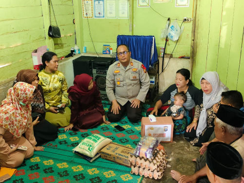 Kapolsek dan Camat Minas Sambangi Keluarga Anak Penderita Stunting