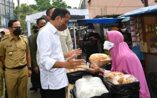 Jokowi: Saya Tak Mungkin Biarkan Warga Sulit Dapat Minyak Goreng 