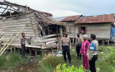 Polsek Panipahan dan Warga Tionghoa Bedah Rumah Atan