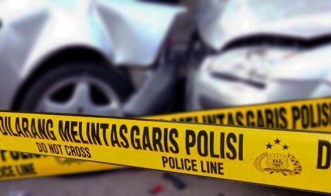 Pemotor Ditabrak hingga Masuk Kolong Mobil