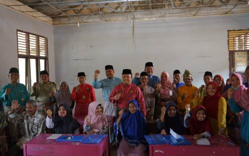 Wabup Siak Husni Temui Para Lansia Belajar Tulis dan Baca