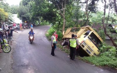 Tidak Kuat Menanjak, Sebuah Truk Terguling