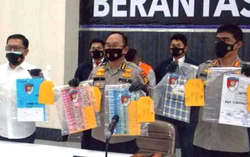 Polda Riau OTT Sekcam Bina Widya Pekanbaru