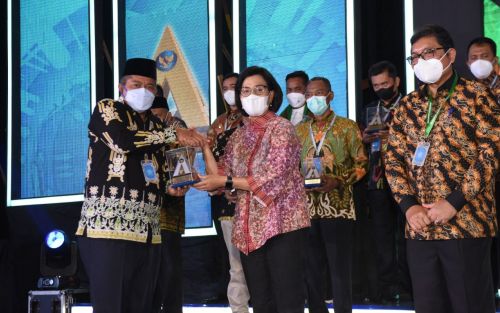 Bupati Alfedri Terima Penghargaan WTP 10 Kali Berturut-turut dari Menkeu