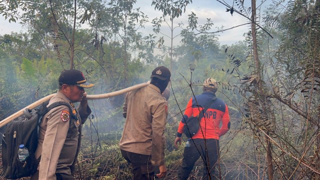 Titik hotspot di Meranti Nihil, Petugas Terus Berjibaku dinginkan Api Di lokasi