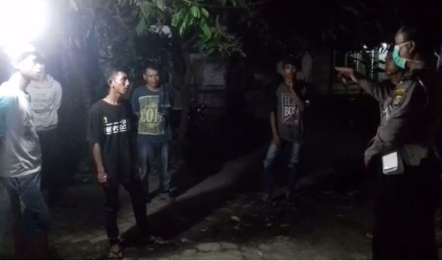 Corona, Polsek Mauk Bubarkan Kumpulan Anak Muda
