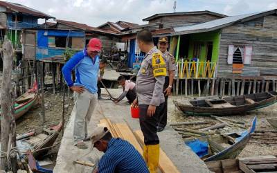 Kapolsek Panipahan Pakai Dana Pribadi Rehab Jalan Rusak