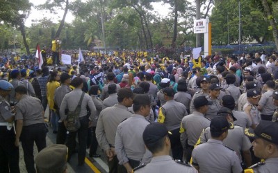 Pertalite Mahal, Ratusan Mahasiswa Geruduk DPRD