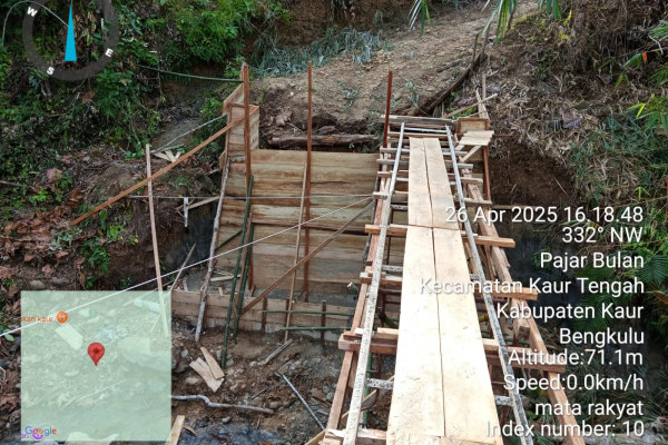 Percepat Mobilisasi Hasil Perkebunan, PemenDes Kemang Manis Bangun Jembatan