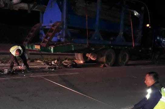 Jalanan Gelap, Pemotor Tewas Tabrak Truk Kontainer