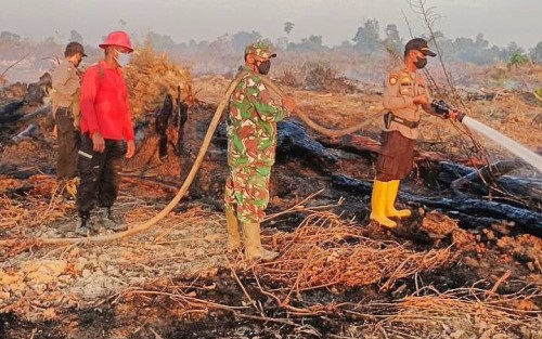 Diduga Sengaja Dibakar, Tim Gabungan Padamkan Api