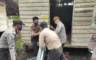 Polsek Panipahan Bantu Atap Rumah Janda 70 Tahun