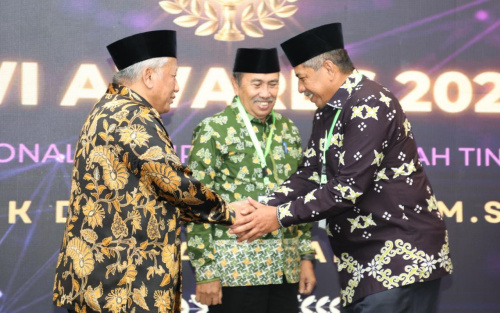 Bupati Siak Alfedri Terima BWI Award 2022, Tokoh Wakaf Nasional Kepala Daerah