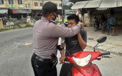 Polsek Cisoka Bagi-bagi Masker Gratis Untuk Pengendara