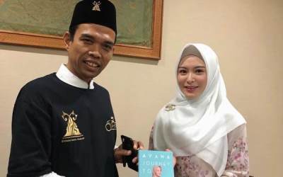 Ade Armando Unggah Foto Ayana dan UAS : Apa Mereka Pacaran?