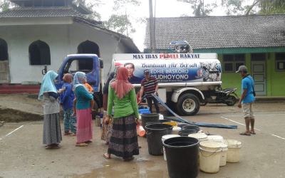 Pacitan Dilanda Kekeringan, Anggota DPR Bantu Air Bersih