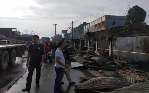 Kebakaran Besar di Pekanbaru, 20 Kios Pedagang Ludes Terbakar