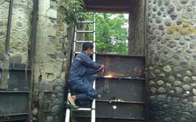 Hindari Pelapukan, Dinas PU SDA Lakukan Pemeliharaan Pintu Air