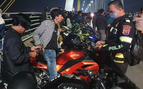 Polisi Angkut Sepeda Motor di Jembatan Siak Pekanbaru