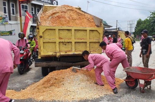 Warga-Anak SMK Cor Jalan Rusak di Pekanbaru, Ini Kata Pemprov Riau