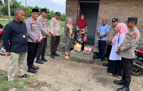 Sambangi Dua Balita Stunting, Polsek Merbau Bantu Sembako