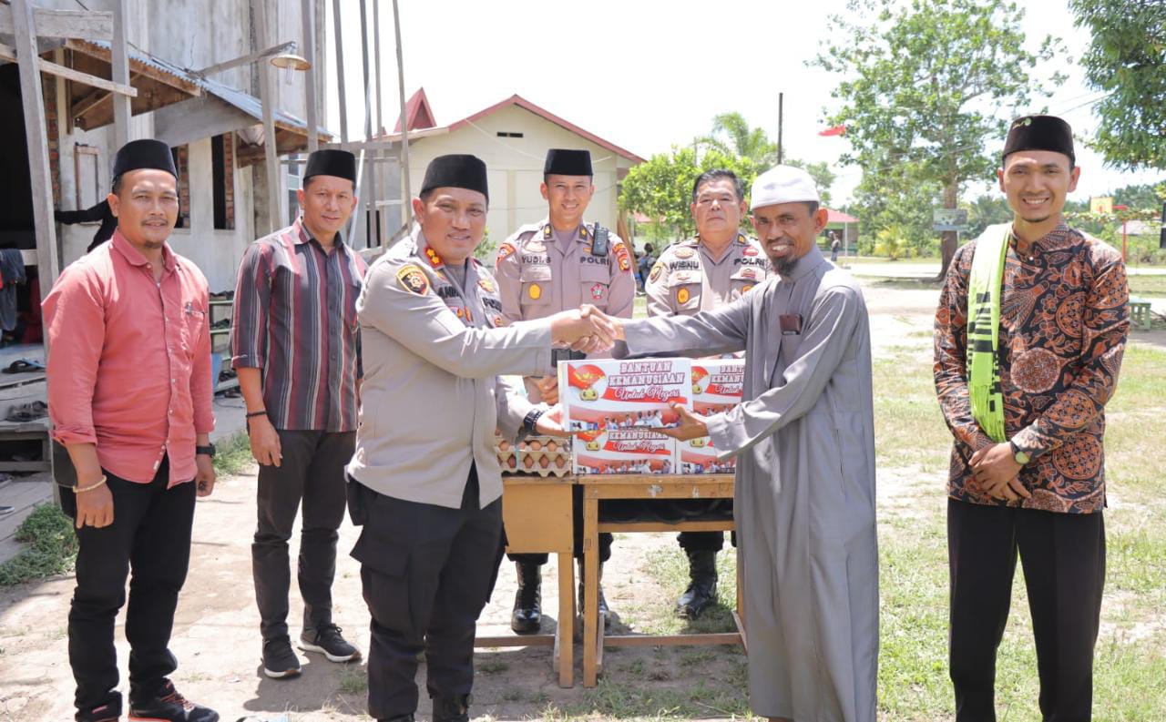 Kapolres Kepulauan Meranti Salurkan  Bapokting di Ponpes Darul Fikri