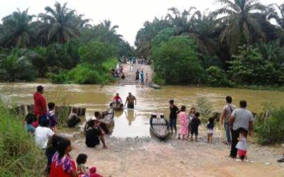 Jembatan Roboh, Warga Kota Lama Gunakan Perahu