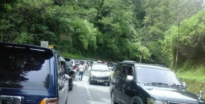 Jalan Parapat Lintas Sumatera Dipebaiki, Lalin Macet