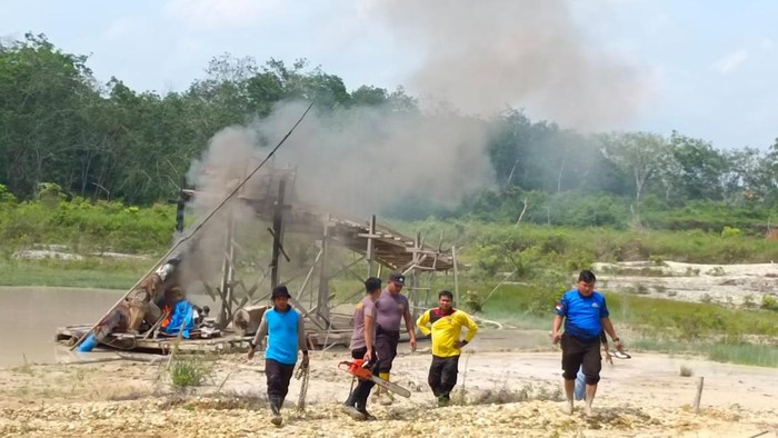 Polisi Bakar 5 Rakit Tambang Emas di Kuansing, Pelaku Kabur