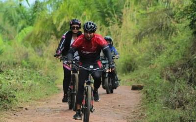 Bupati Paluta Bersepeda di Danau Payagoti Portibi