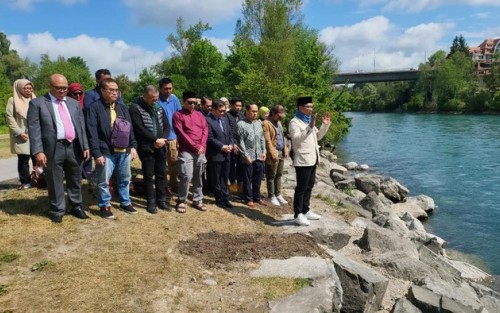 Ridwan Kamil Salat Gaib untuk Eril di Tepi Sungai Aare