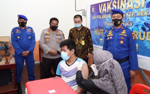 Polairud Polres Meranti Gelar Vaksinasi Pelajar dan Masyarakat