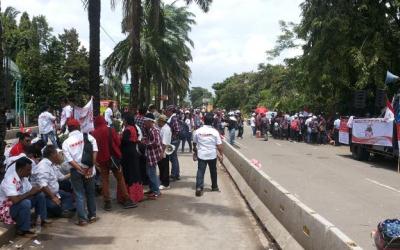 Massa Pro Ahok Bagi-bagi Bunga Depan Gedung MA