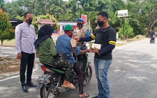 Pengguna Jalan di Sungai Apit Dapat Masker Gratis