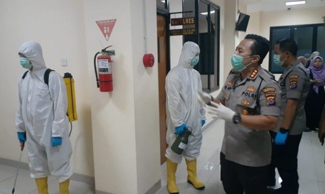 Cegah Corona, Polresta Tangerang Disemprot Disinfektan