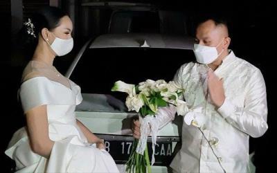 Vicky Prasetyo Resmi Lamar Kalina Pakai Bunga